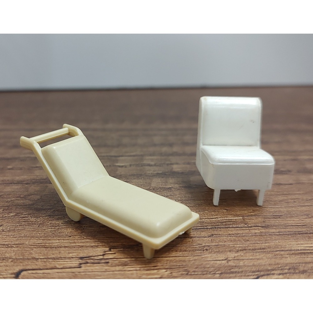 O - Plasticville  #1406-79 Playground Chaise Lounge Chair And White Chair B15
